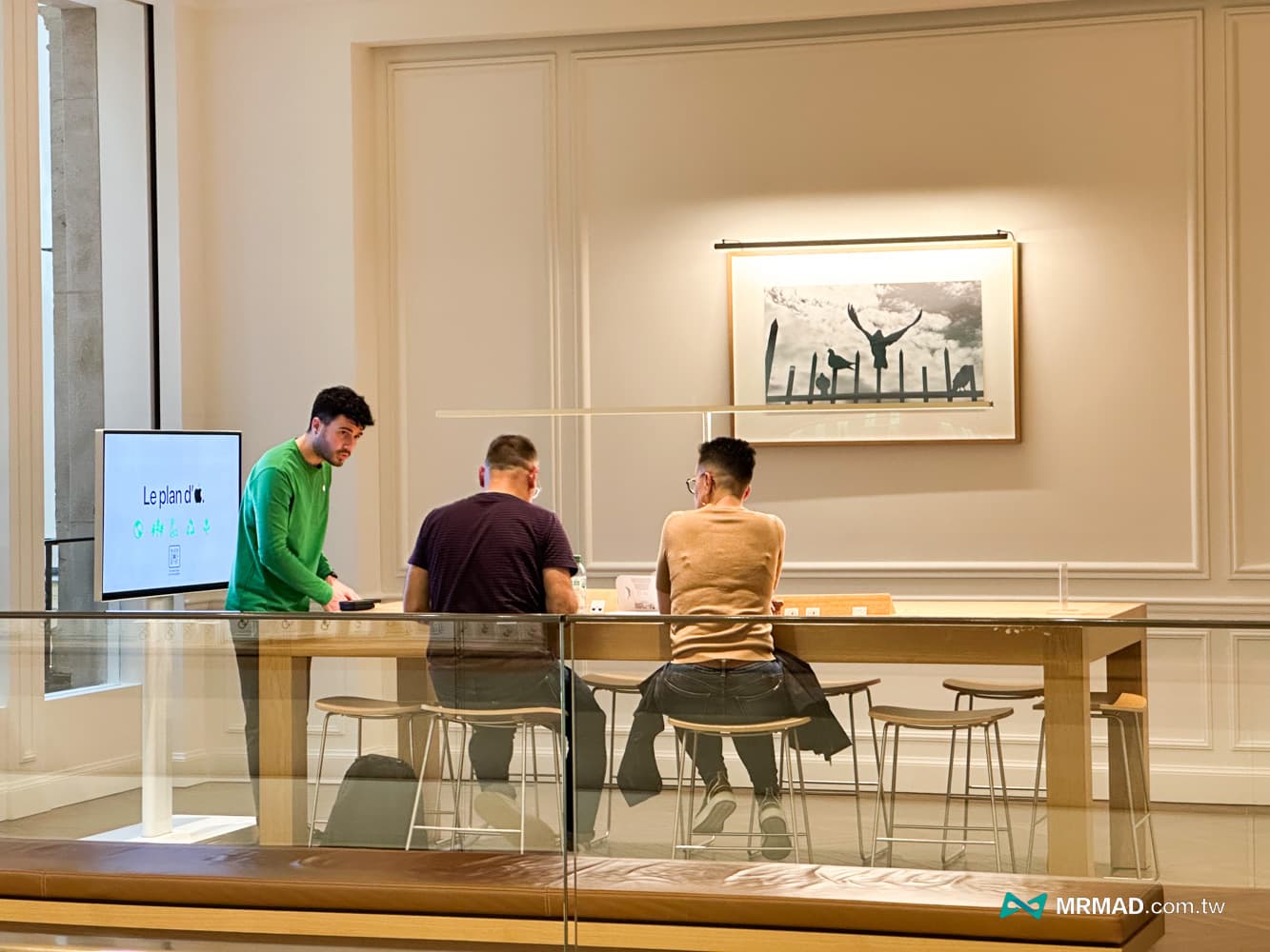 法國巴黎香榭大道Apple Store 體驗，法式建築與鑽石天窗絕美結合22