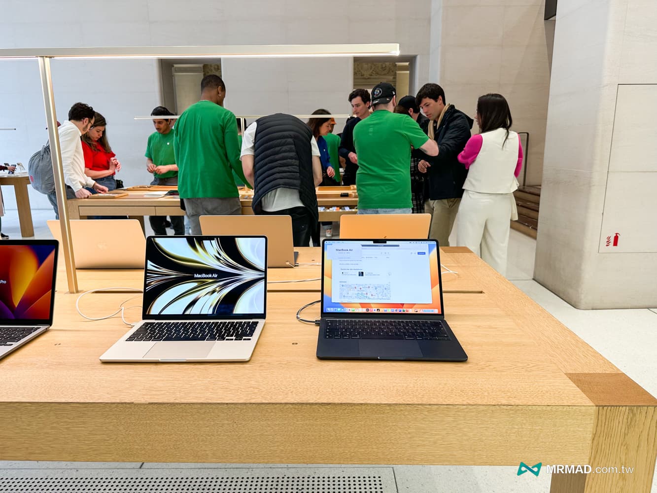 法國巴黎香榭大道Apple Store 體驗，法式建築與鑽石天窗絕美結合6