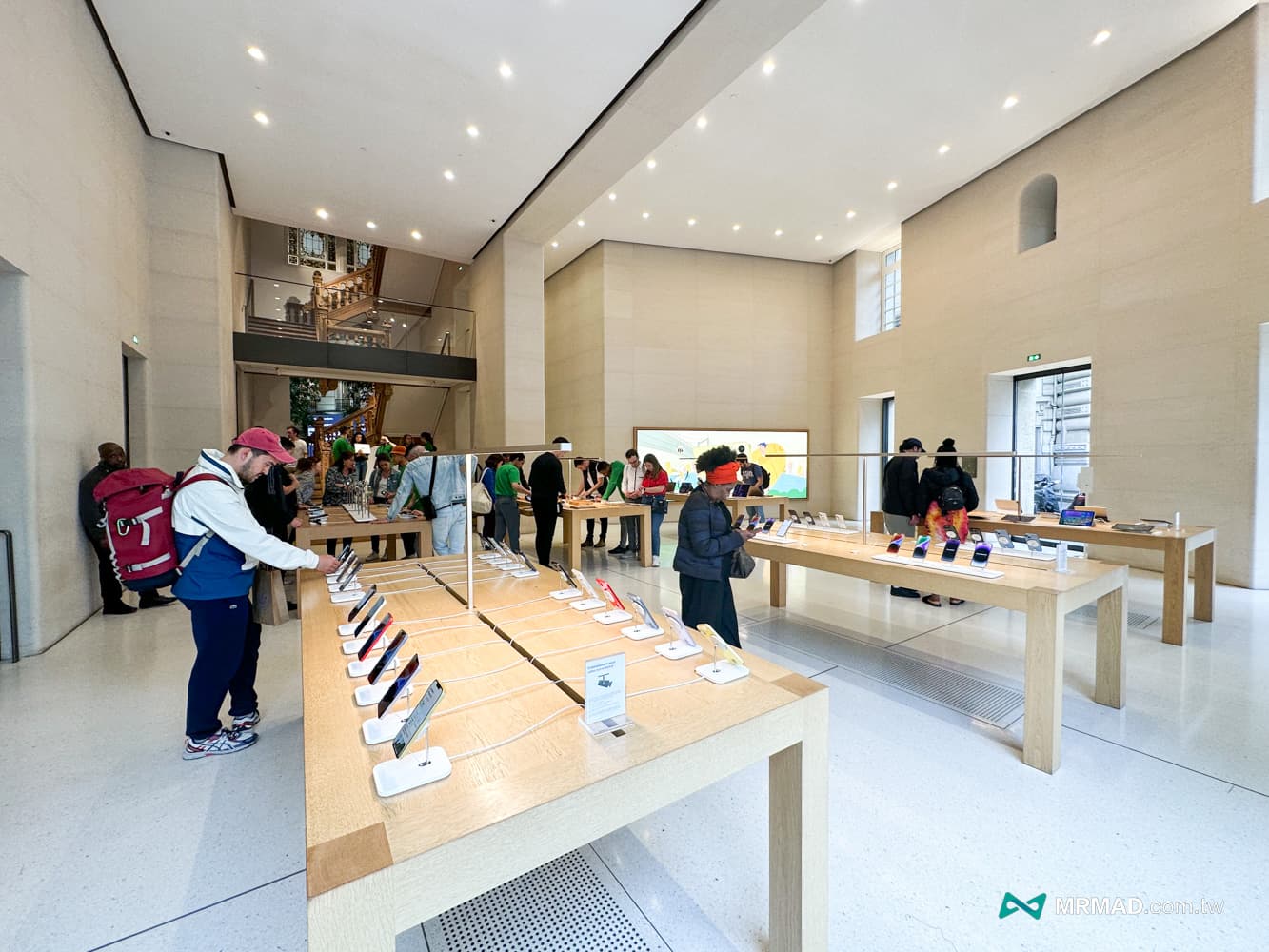 法國巴黎香榭大道Apple Store 體驗，法式建築與鑽石天窗絕美結合4
